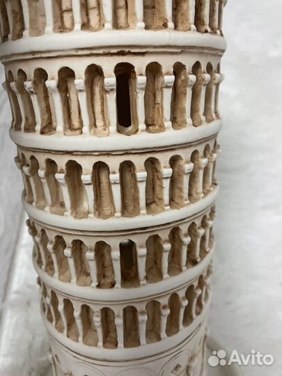 Статуэтка Пизанской башни привезли из Италии