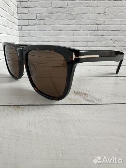 Солнцезащитные очки Tom Ford TF775