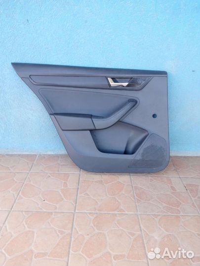 Skoda Rapid задняя левая обшивка двери