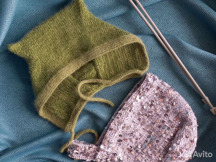 Женские вязаные чепчики