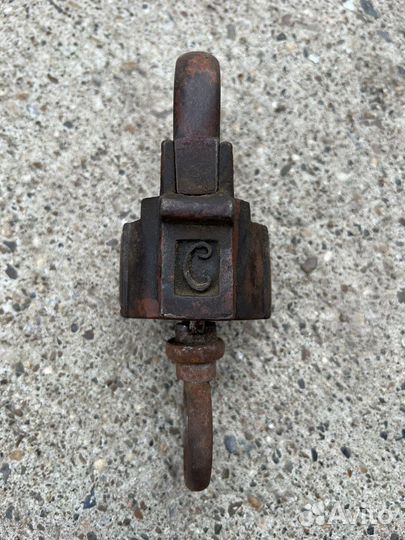 Навесной замок старинный