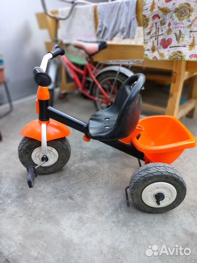 Трехколесный велосипед с ручкой