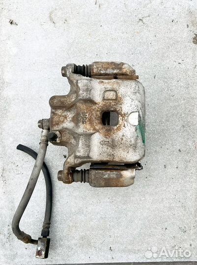 Суппорт передний правый Nissan Skyline NV35