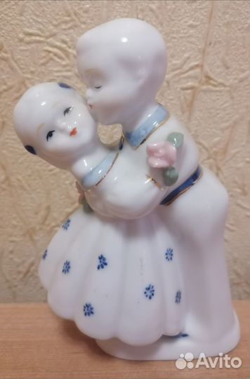 Антикварная статуэтка мальчик с девочкой