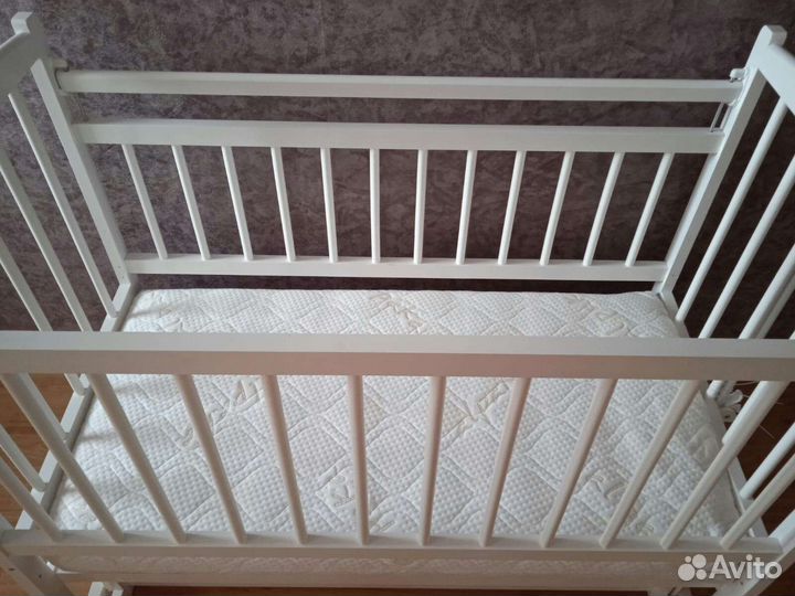 Детская кроватка с поперечным маятником