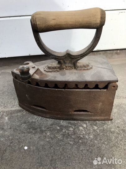 Стариный утюг на углях