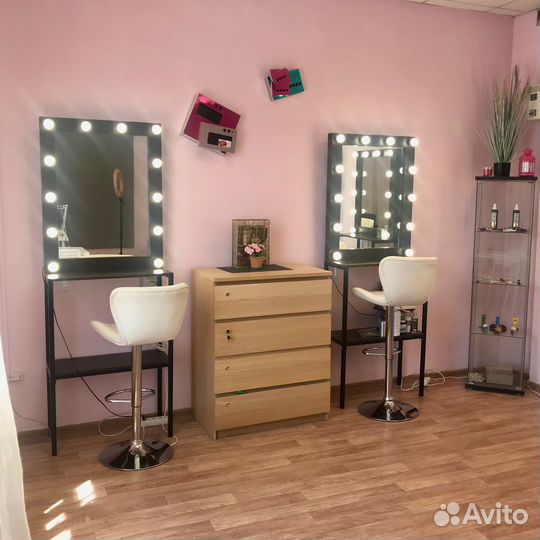 Гримерный столик с зеркалом и подсветкой