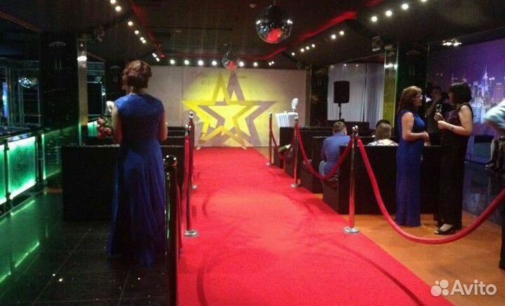 Красная ковровая дорожка И столбики VIP