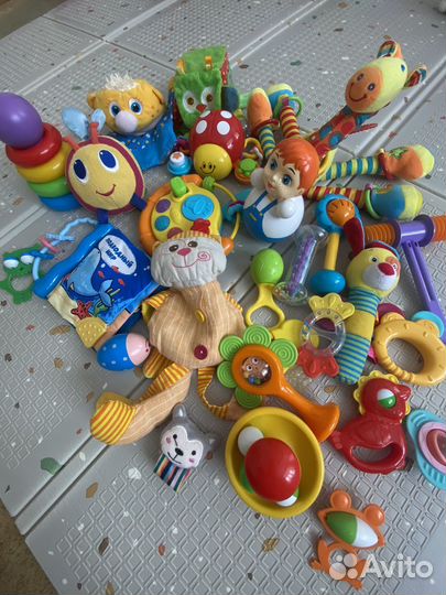 Погремушки и игрушки для малыша пакетом