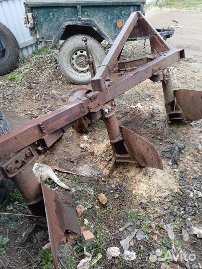 Плуг трехкорпусный