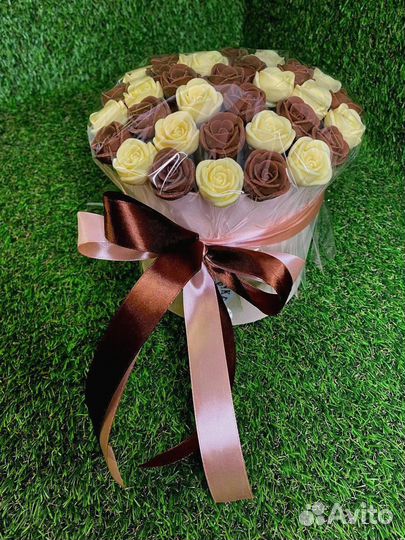 Розы из Белого и Молочного Шоколада - 37 шт