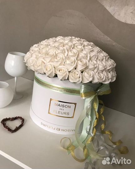 Букет 101 и 45 белых роз в подарочной коробке