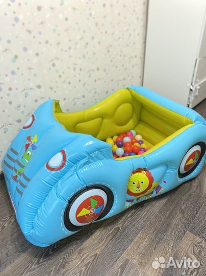 Детский надувная машинка новая с шариками
