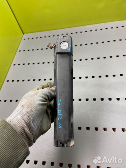 Ручка двери передняя левая Mercedes-Benz E-Class