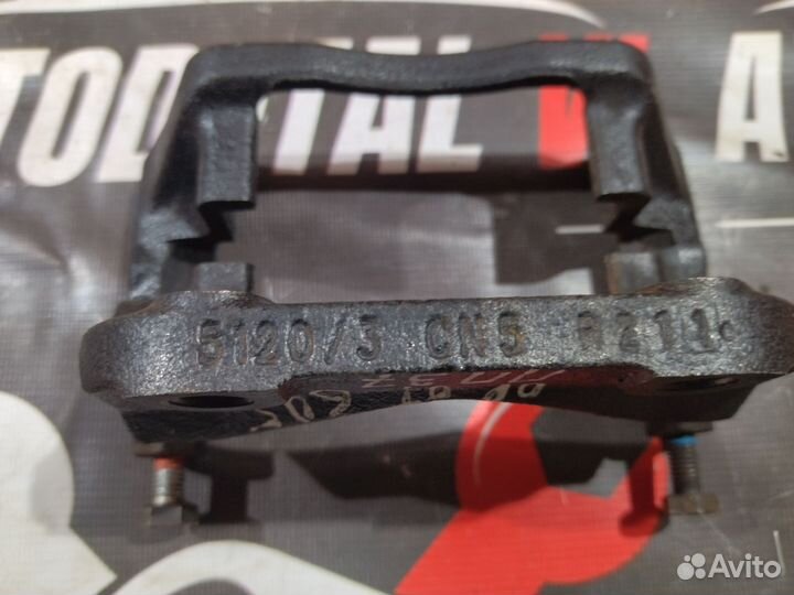 Скоба суппорта правая Renault Sandero 1