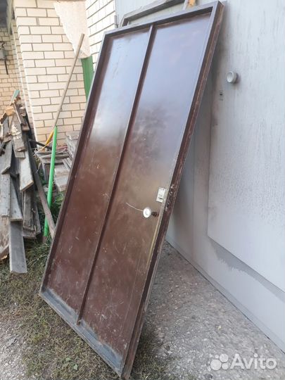 Металлическая дверь