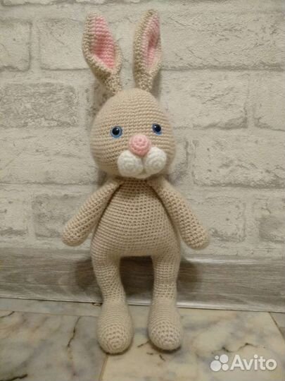 Зайцы разные 2 шт. мягкая игрушка вязаная