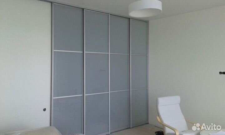 Межкомнатные перегодки из стекла и алюминия