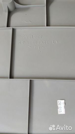 Обшивка двери багажника mitsubishi colt