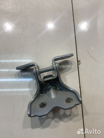 Петля двери (передняя, правая, нижняя)