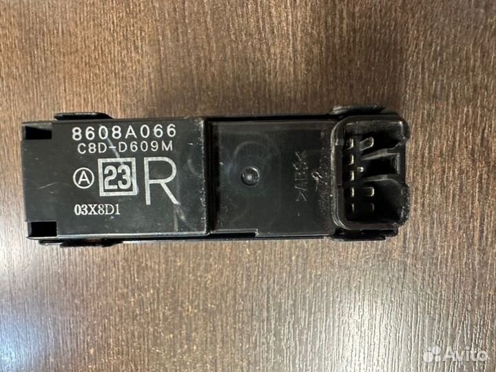 Кнопка стеклоподъемника задняя правая Mitsubishi