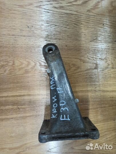 Кронштейн двигателя правый BMW E30