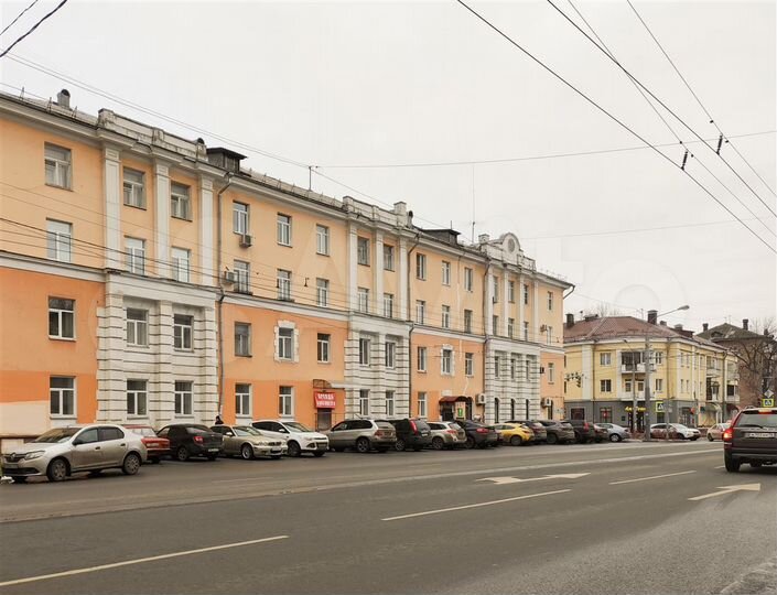 В центре на первом), с 2-мя отд.входами