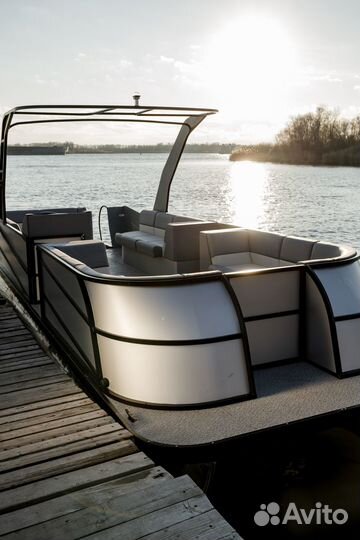 Моторный катамаран для экскурсий и водных прогулок