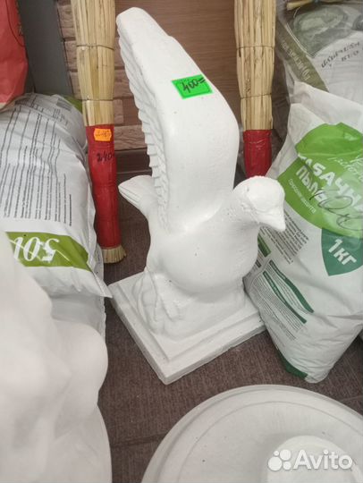 Садовый декор,следы великана,голубь,лев,кашпо