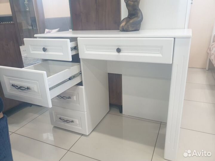 Макияжный стол 