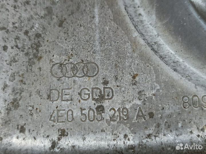 Кронштейн левый Audi A8 D3 BVJ 2006