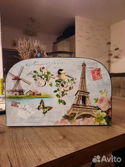 Сундук для хранения рукоделия с остатками пряжи