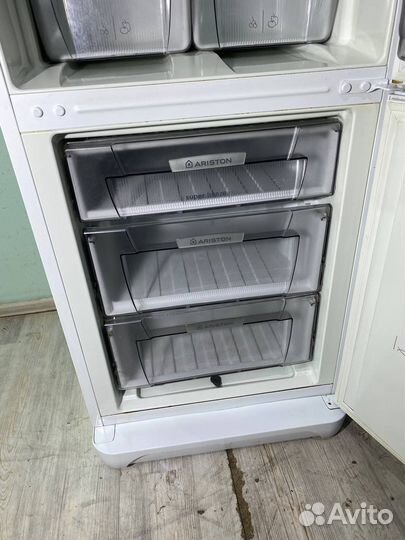 Холодильник Hotpoint-Ariston