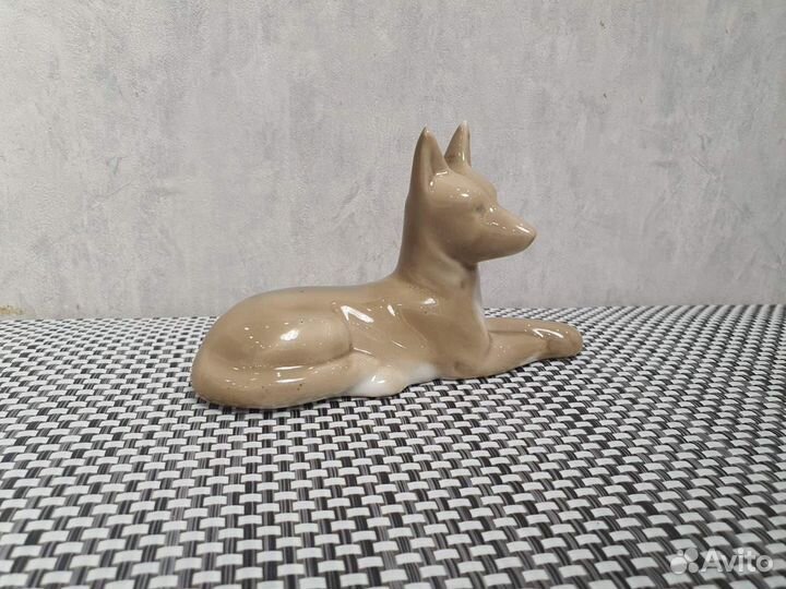 Собака фарфоровая статуэтка