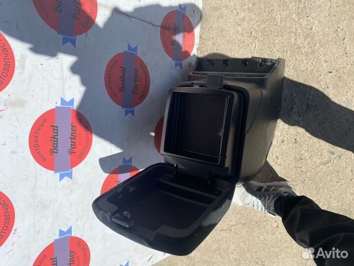 Подлокотник Mitsubishi Pajero V93W 6G72 2007