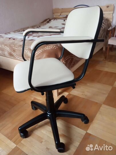 Офисное кресло