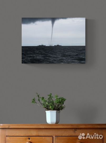 Картина с изображением шторма и смерча