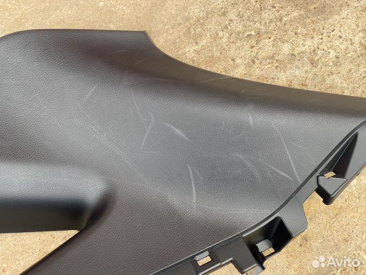 Обшивка багажника задняя правая Toyota Harrier