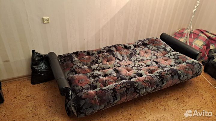 Диван, 2 кресла и 2 пуфика