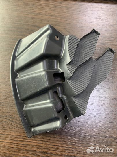 Кронштейн решетки бампера Mazda CX-7