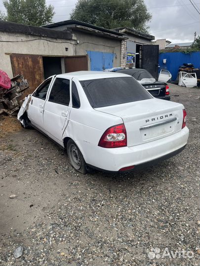 Разбирается Лада Приора