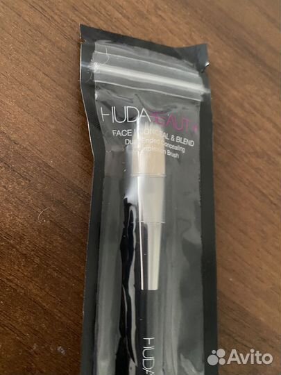 Huda beauty Двусторонняя Кисть