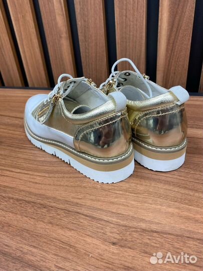 Кроссовки женские