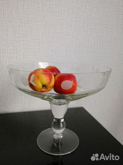 Ваза для фруктов на ножке