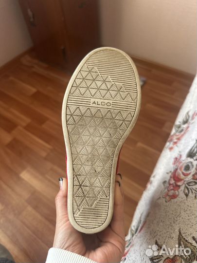 Кроссовки женские