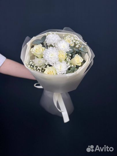 Букет роз с хризантемой