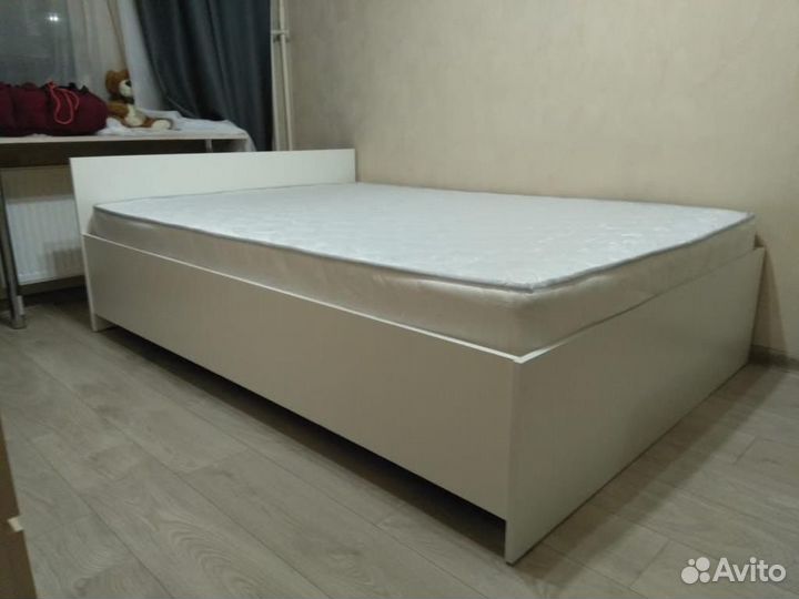 Кровать с матрасом 1400х2000
