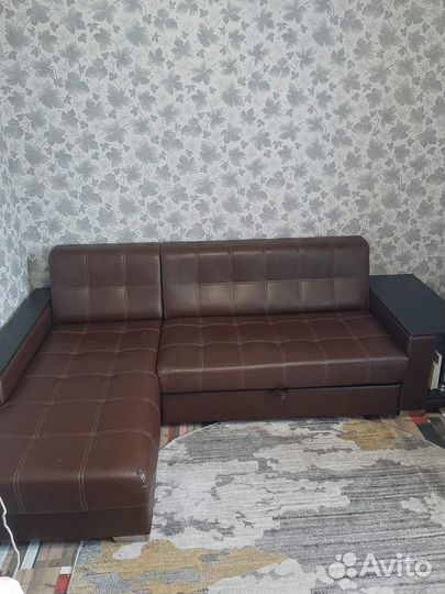 Угловой кожаный диван