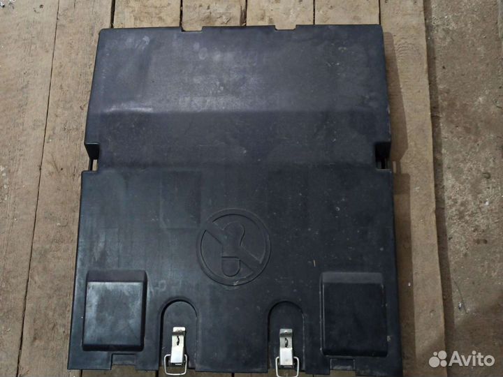 Крышка ящика акб