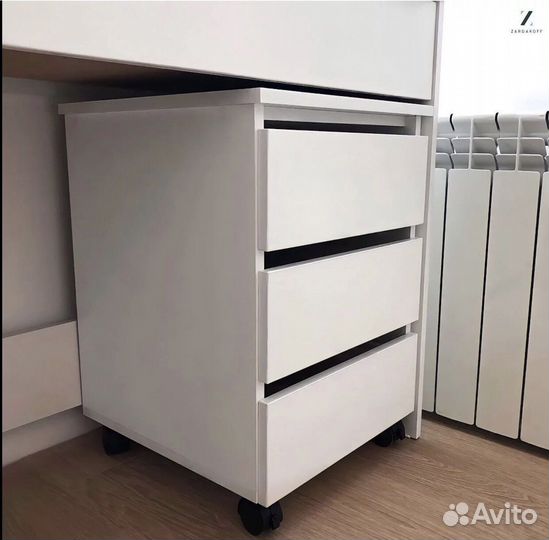 Гримёрный столик визажиста с гримёрным зеркалом